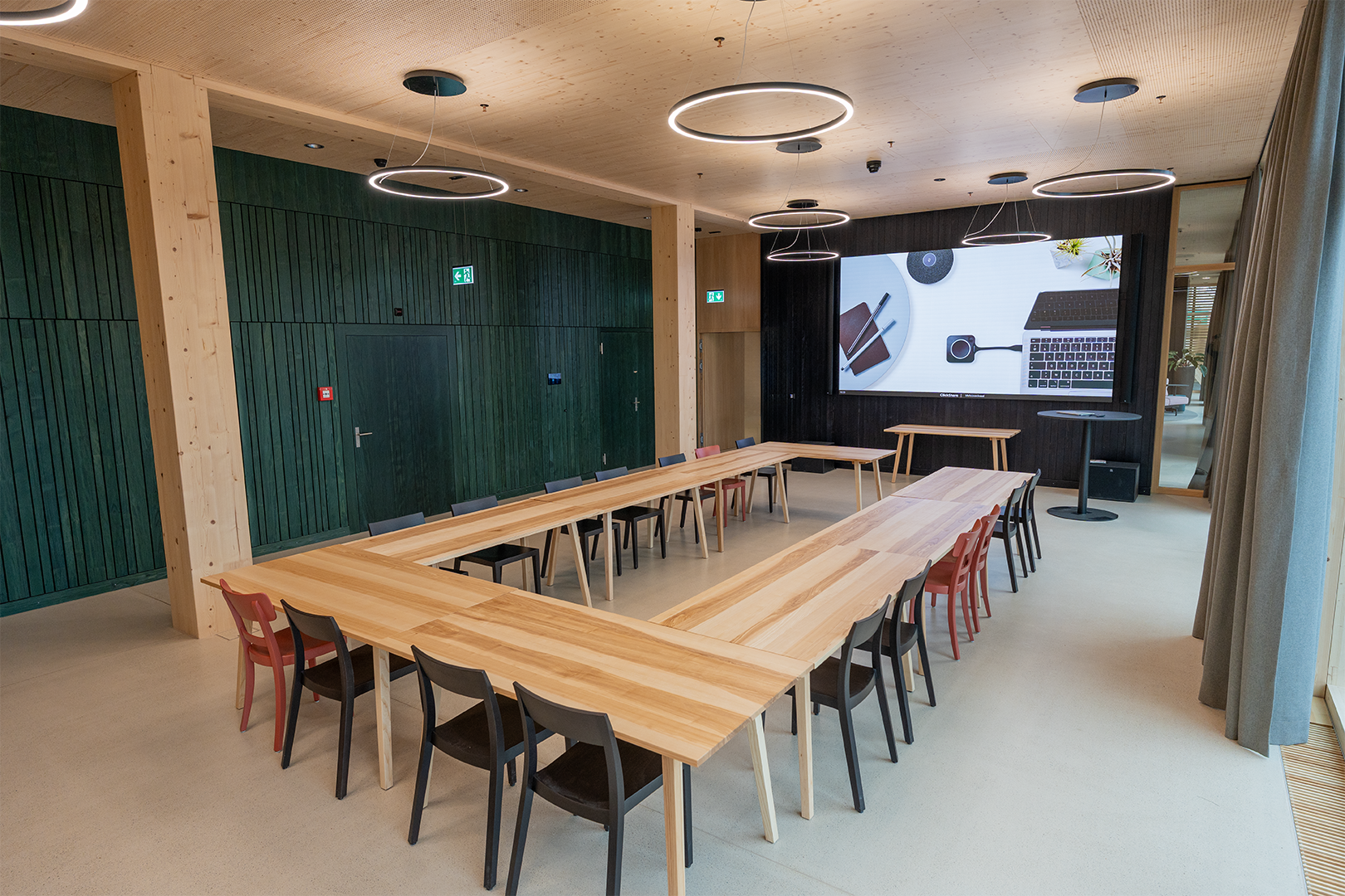 Meetingraum von Blumer Lehmann mit grossem LED Screen